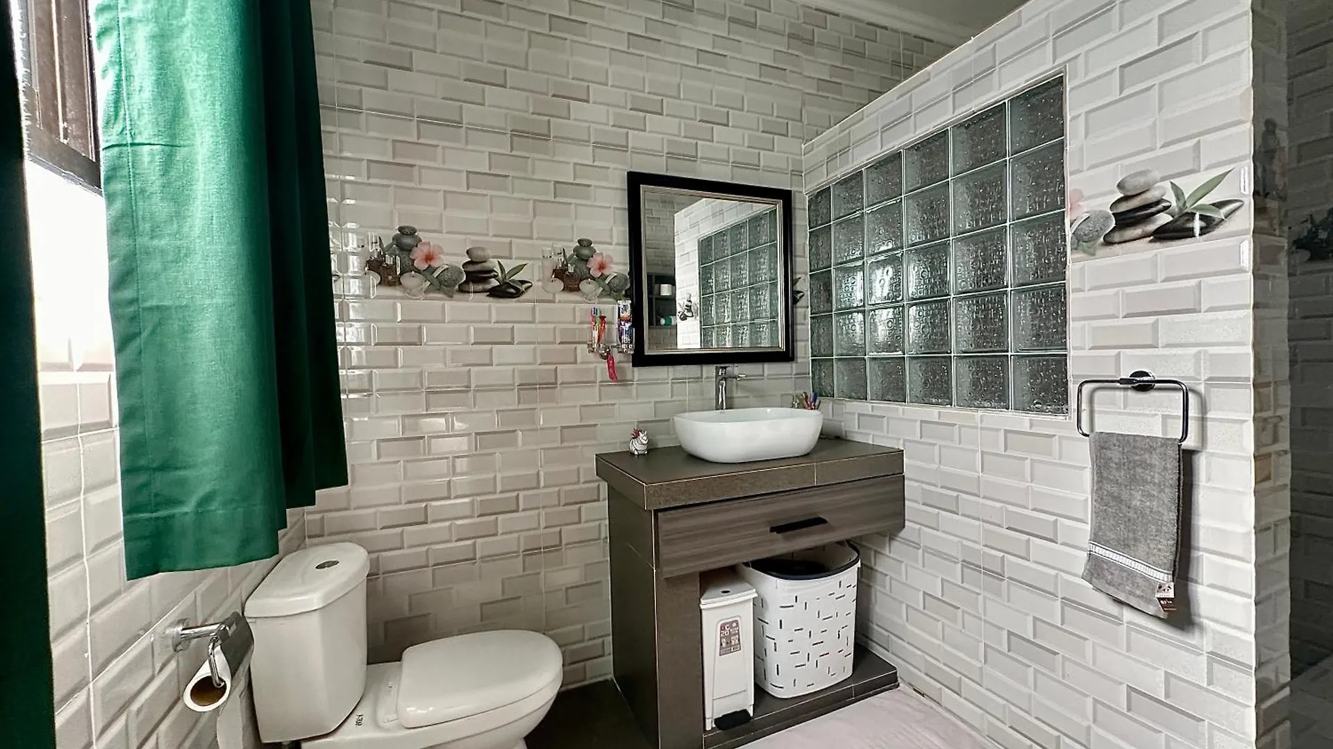 Shab Apartment De Quincey Village