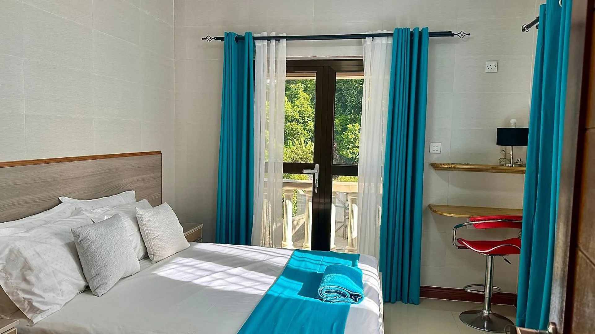 Shab Apartment De Quincey Village