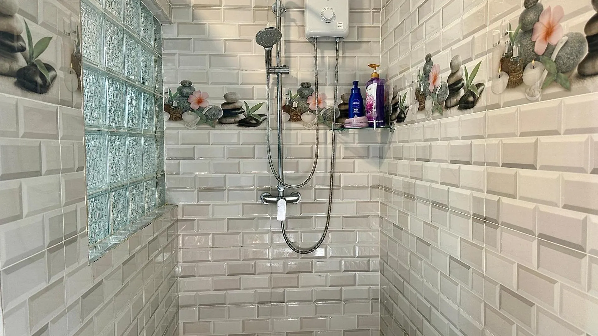 Shab Apartment De Quincey Village